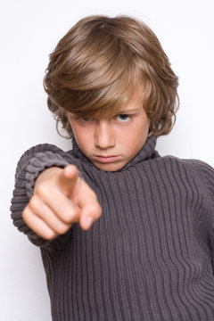 pointer montrer doigt enfant gar&ccedil;on toi regarder direction accus