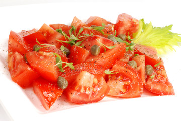 Frischer Tomatensalat mit Kapern