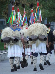 Grupo de Joaldunak durante un desfile de carnaval