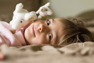 allongée avec ses doudous souris 3