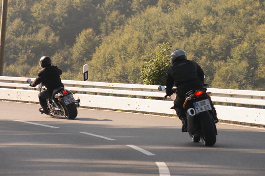 Motorrad fahren für kurvigen Straßen 