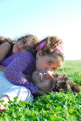 Papa avec ses filles au parc