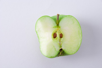 Ein halber Apfel angebissen