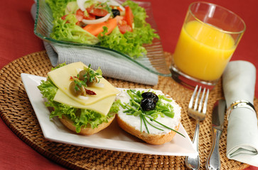 Snack mit Brötchen und Salat