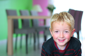 Petit garçon au regard fier