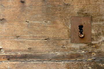 DŽtail d'une vieille porte ˆ Arles.