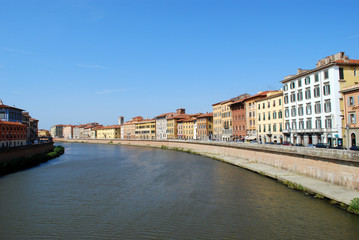 Fototapeta na wymiar rzekę Arno w Pisa