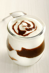 Joghurt mit Schokolade