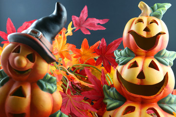 Halloween Kürbis Figuren im Herbstlaub