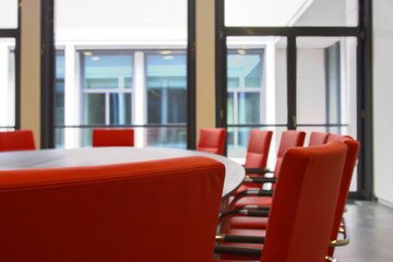 Konferenzraum mit roten Ledersesseln