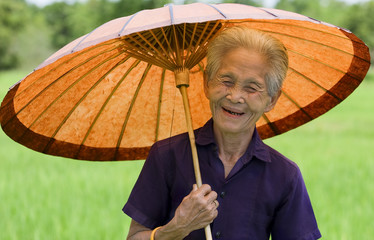 alte asiatische Frau mit Sonnenschirm