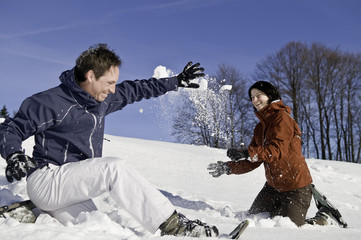 Fototapeta na wymiar Spass im Schnee mit Schneeschuhen