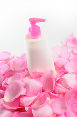 Obraz na płótnie Canvas Natural beauty lotion with rose petals isolated over white