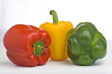 Pimiento crudo aislado sobre fondo blanco