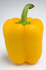 Pimiento crudo aislado sobre fondo blanco