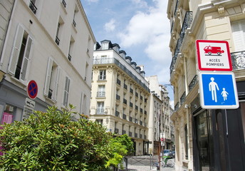 Rue pietonnière avec arbres, Paris, France.