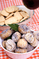 Dried figs served with cookies and red wine