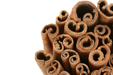 Obraz na płótnie Canvas heap of cinnamon sticks isolated on white