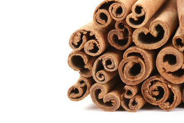 Obraz na płótnie Canvas heap of cinnamon sticks isolated on white