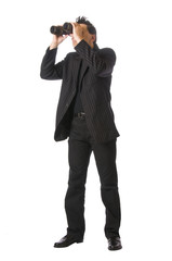 Businesspunk Manager schaut durch Fernglas