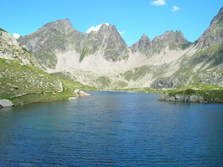 Fototapeta na wymiar Długie jezioro w Val d'Azun