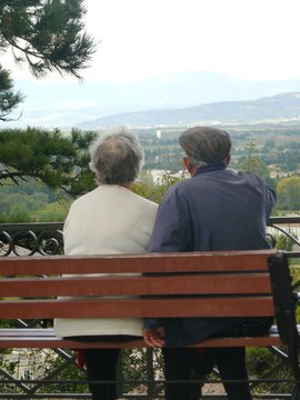 Couple de retrait&eacute;s sur un banc