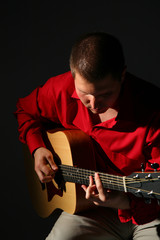 Obraz na płótnie Canvas Guitarist in red shirt