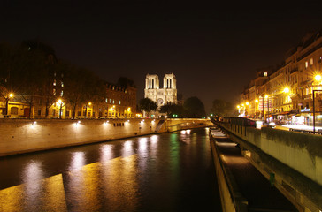 Fototapeta na wymiar Notre-Dame w nocy