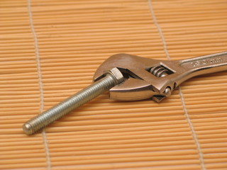 Schrauben mit Schlüssel