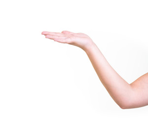 Arm von Frau hält flache Hand entgegen