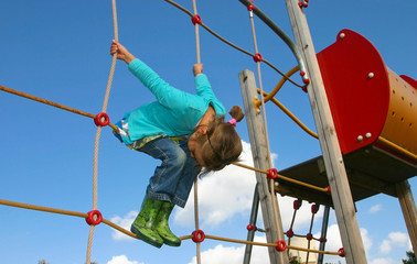 petite fille sur l'aire de jeux - pirouette © Eléonore H