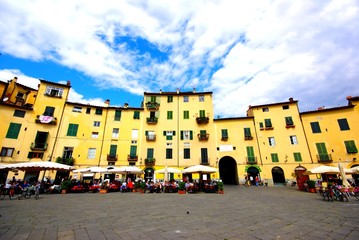 Lucca, piazza anfiteatro 1
