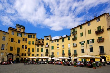 Fototapeta na wymiar Lucca, Piazza Anfiteatro 3