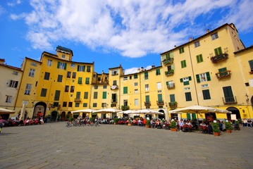Fototapeta na wymiar Lucca, Piazza Anfiteatro 4