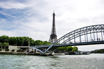 Passerelle sur la Seine et tour Eiffel, Paris