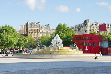Fontaine de pierre, parc de la Villette, Paris.