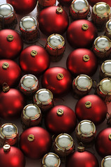 Palline di natale e tappi di spumante