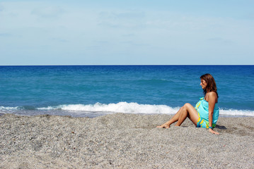 Fototapeta na wymiar The girl sunbathes on the beach.