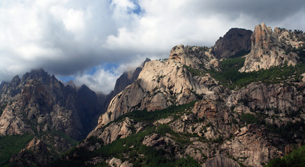 Fototapeta na wymiar montagne corse sentier alplin dans le massif de bavella