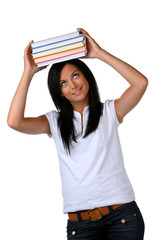 Junge Frau mit einem Bücherstapel am Kopf