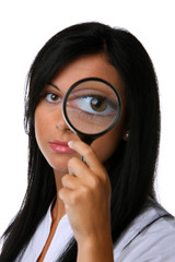 Frau mit großem AUge und Lupe vor Gesicht