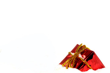 Rotes Geschenk im Schnee
