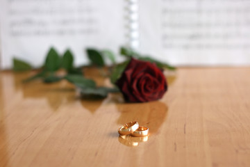 Sheet music of the Wedding March with roses and rings