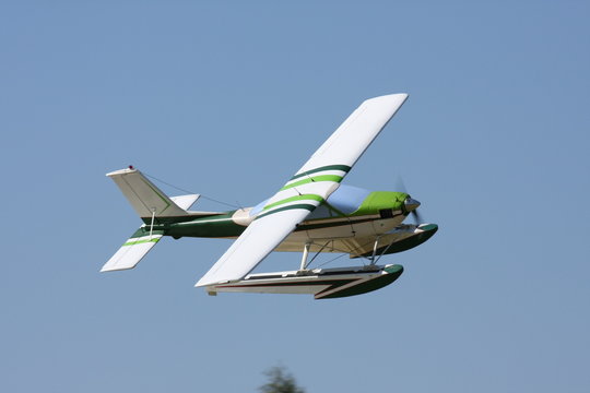 Hydravion mod&egrave;le r&eacute;duit radio-command&eacute;
