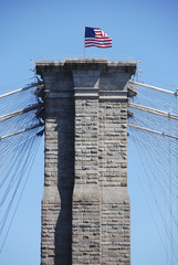 Drapeau américain sur le pont de Brooklyn