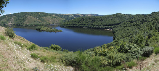 Fototapeta na wymiar Panoramique d'un lac dans le massif central