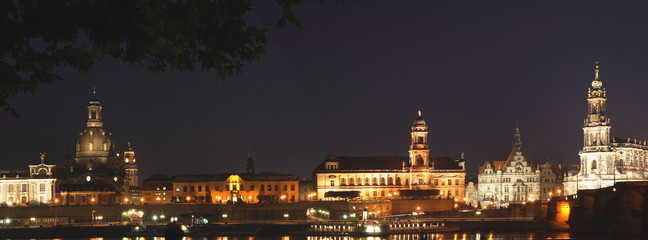 Fototapeta na wymiar Dresde la nuit