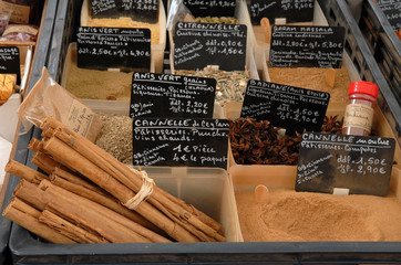 Gewürze auf dem Markt in Bormes les Mimosas