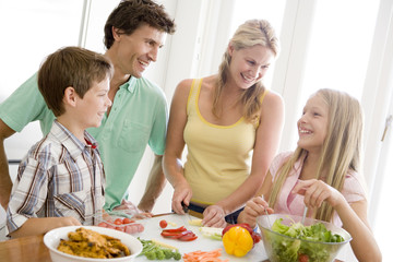 Obraz na płótnie Canvas Rodzina Przygotowanie posiłku, posiłku Razem