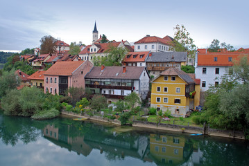 Naklejka na ściany i meble Przeglądaj Novo Mesto rzeki z mostu - Słowenia